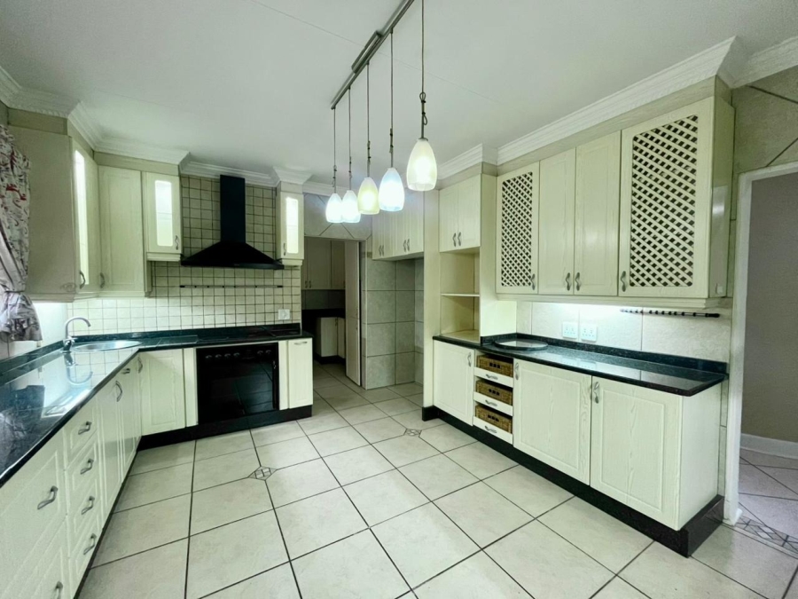 5 Bedroom Property for Sale in Safari Gardens North West